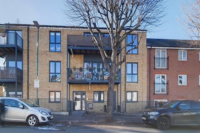 3 Bedroom Flat To Rent In Lind Road, Sutton, SM1