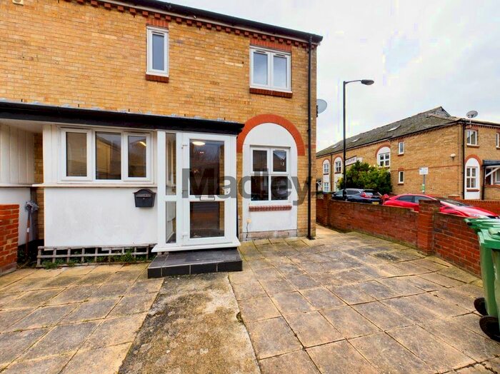 2 Bedroom End Of Terrace House To Rent In Chaucer Drive, London, SE1