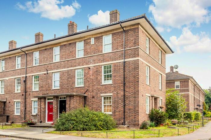 3 Bedroom Maisonette To Rent In Merryfield, Blackheath, SE3