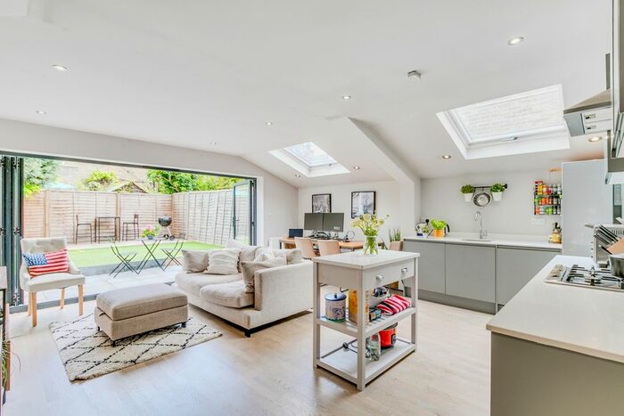 3 Bedroom Flat To Rent In Wardo Avenue, London, SW6