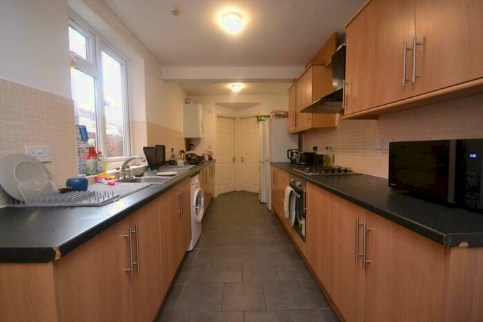 6 Bedroom Terraced House To Rent In Pitcroft Avenue, Reading, RG6