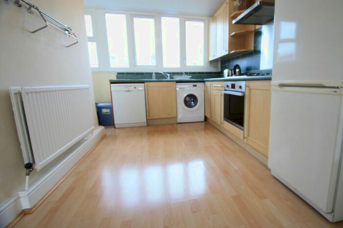 3 Bedroom Flat To Rent In Tregunter Road, London, SW10