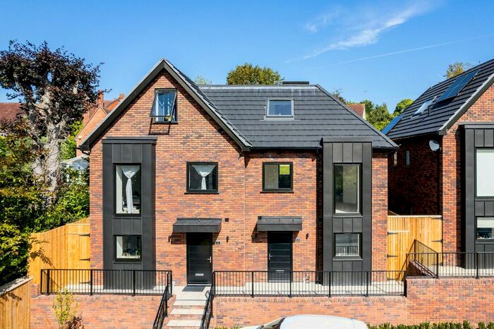 4 Bedroom Semi-Detached House To Rent In Briton Hill Road, South Croydon, CR2