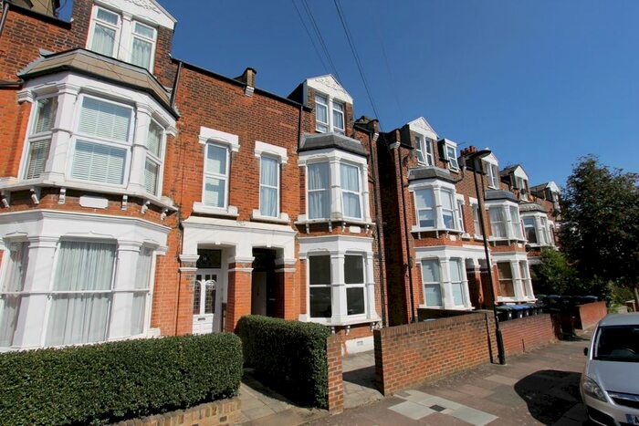 Studio To Rent In Park Avenue, London, N13