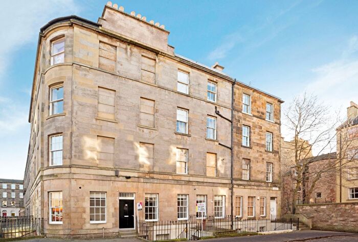 3 Bedroom Flat To Rent In St Patrick Square, Edinburgh, EH8