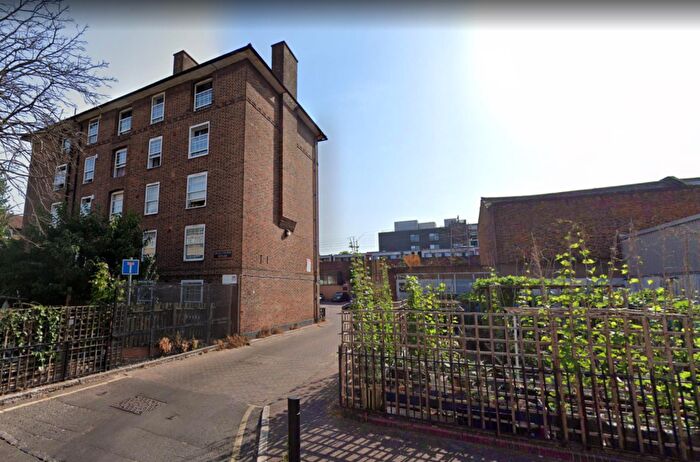2 Bedroom Flat To Rent In Hollybush Gardens, London, E2