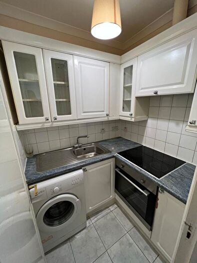 2 Bedroom Flat To Rent In Hammersmith Road, London, W14