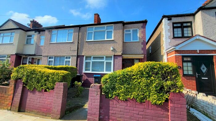 3 Bedroom End Of Terrace House To Rent In Vale Road, Mitcham, CR4