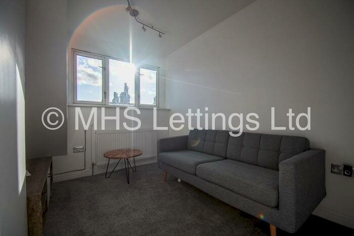 2 Bedroom Flat To Rent In Top Floor Flat, Norville Terrace, Leeds, LS6