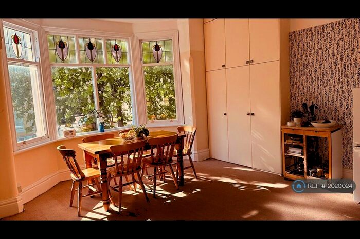 2 Bedroom Flat To Rent In Wood Road, Manchester, M16