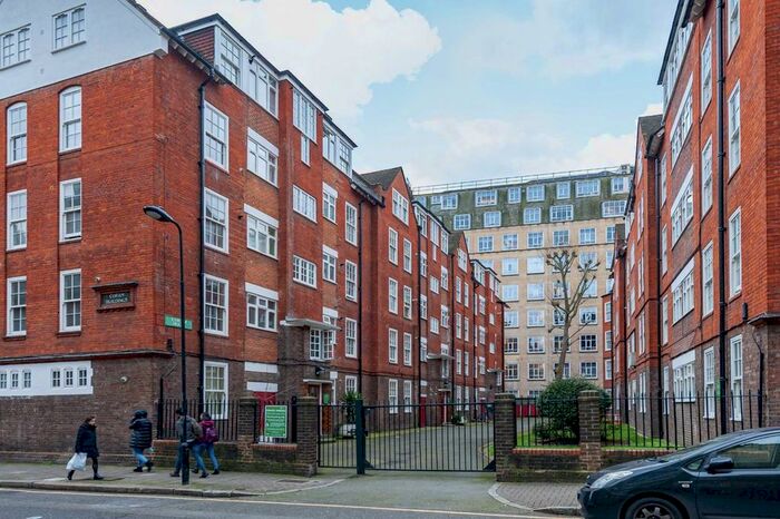3 Bedroom Flat To Rent In Herbrand Street, London, WC1N