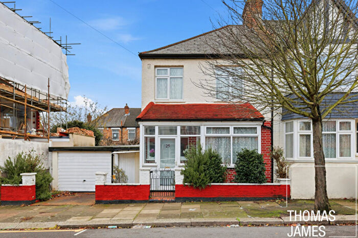 3 Bedroom End Of Terrace House For Sale In Forfar Road, London, N22
