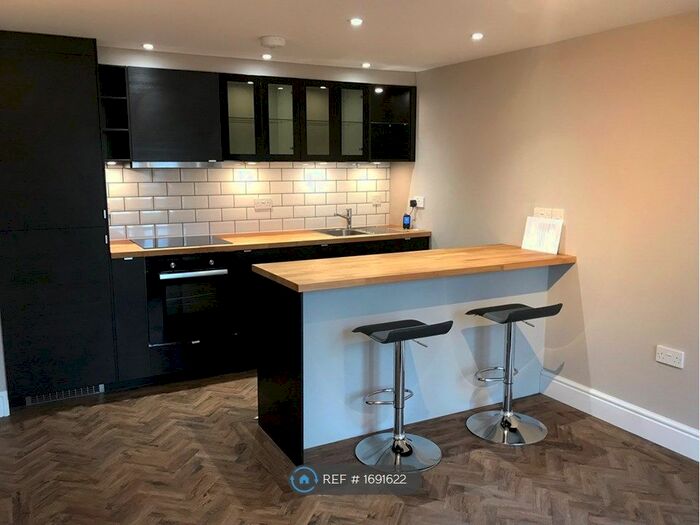 2 Bedroom Flat To Rent In High Street, Yeovil, BA20