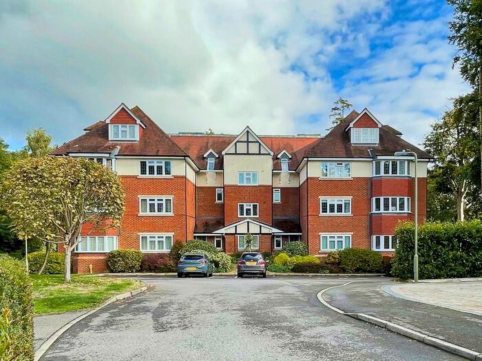 2 Bedroom Flat To Rent In Canterbury Gardens, Farnborough, GU14