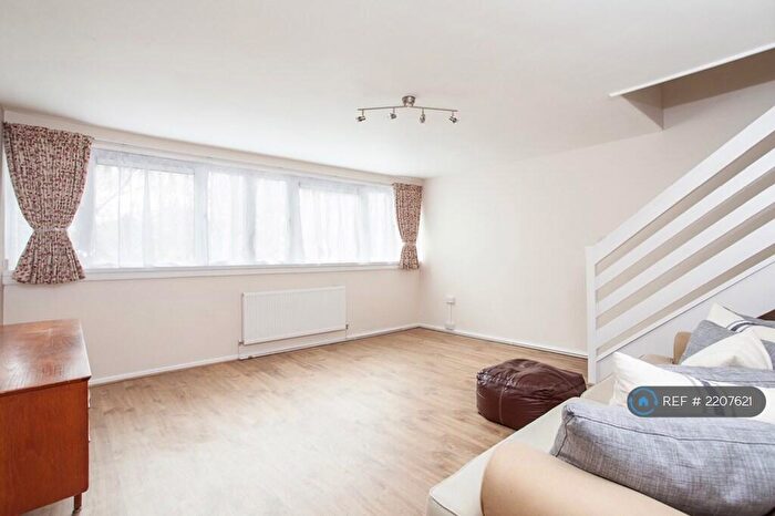 3 Bedroom Maisonette To Rent In Kingfisher House, London, SE15