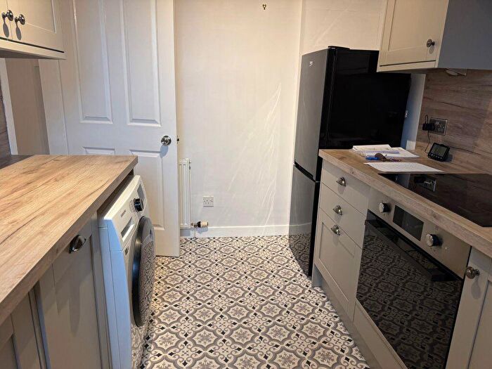 1 Bedroom Flat To Rent In Bed With Driveway & Garden Netherplace Rd, G77