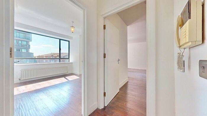 3 Bedroom Flat To Rent In Ballards Lane, London, N12