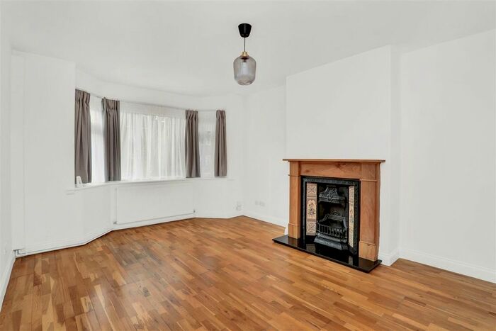 2 Bedroom Flat To Rent In Webster Gardens, London, W5