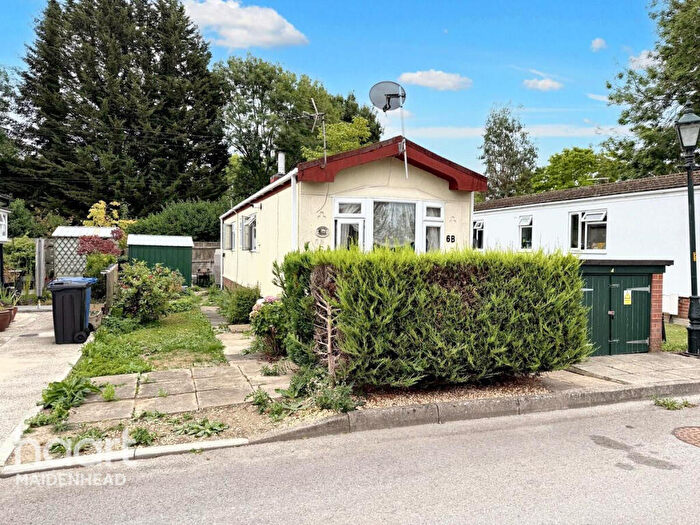 2 Bedroom Park Home For Sale In Willows Riverside Park, Windsor, SL4