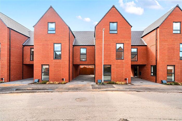 4 Bedroom House To Rent In Waterslade Way, Houghton Regis, Dunstable, LU5