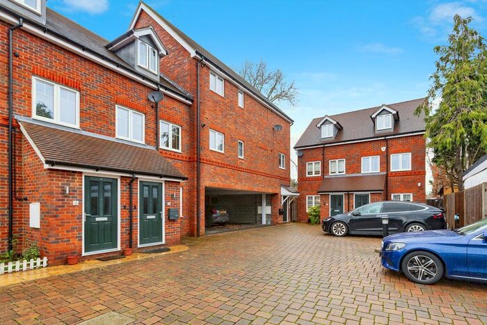 3 Bedroom End Of Terrace House For Sale In Connaught Close, Uxbridge, UB8