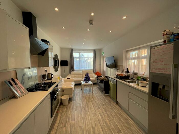 7 Bedroom Town House To Rent In Kingswood Road, M14