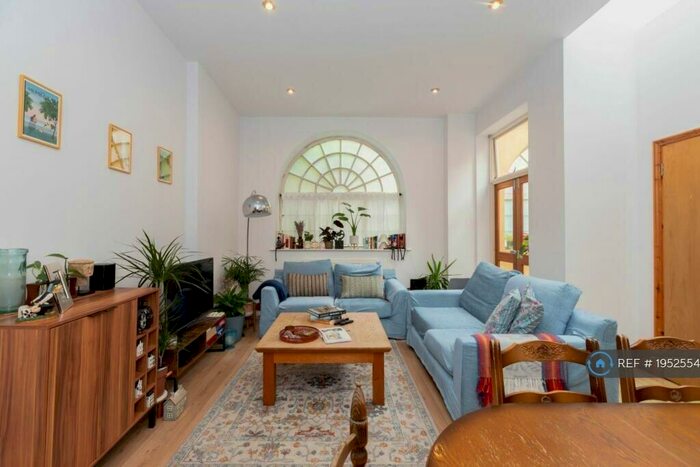 2 Bedroom Flat To Rent In Whitehorse Lane, London, E1