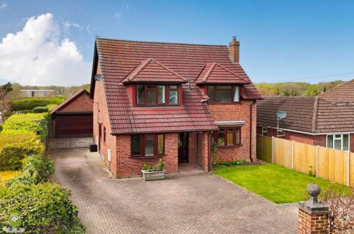 4 Bedroom Detached House For Sale In Fairlawn Road, Tadley, Hampshire, RG26