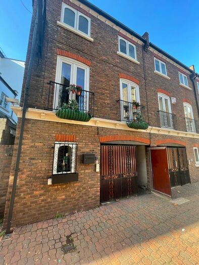 4 Bedroom Property To Rent In Maple Mews, London, NW6