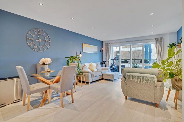 2 Bedroom Flat For Sale In Sylvan Hill, Crystal Palace, London, SE19