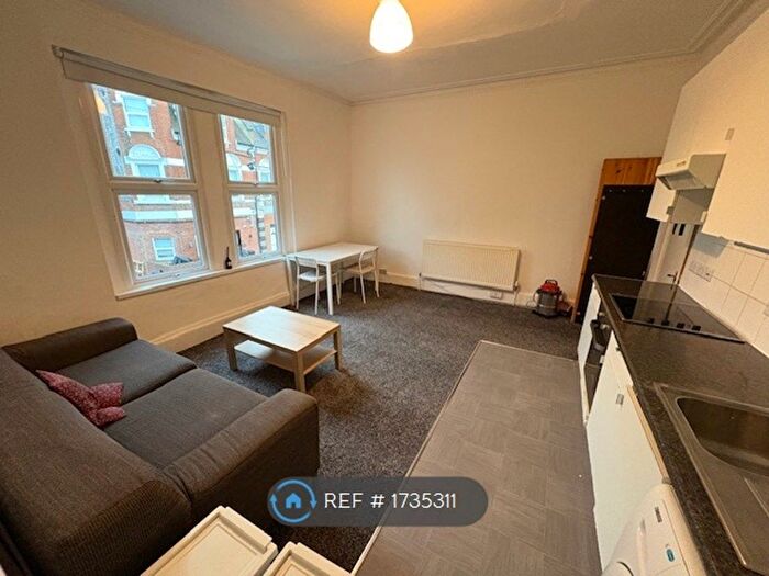 3 Bedroom Flat To Rent In Bounds Green, London, N22