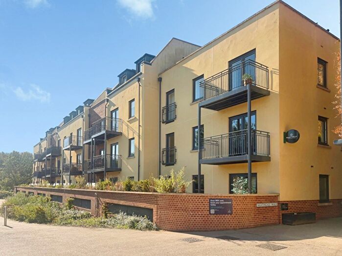3 Bedroom Flat For Sale In Nightingale Walk, Farnham, Surrey, GU9