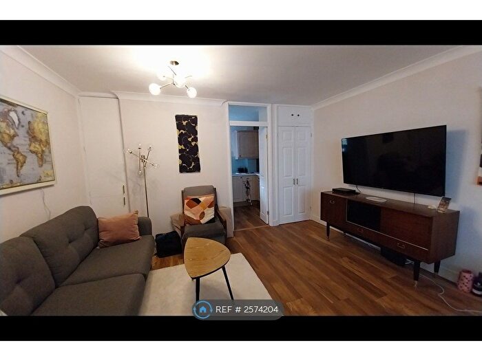 2 Bedroom Flat To Rent In Park View Court, Woking, GU22