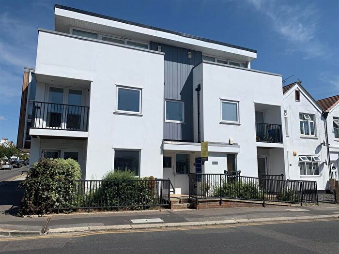 2 Bedroom Apartment To Rent In Glendale Gardens, Leigh On Sea, SS9