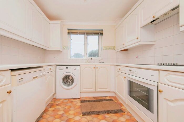 2 Bedroom Flat For Sale In Marine Parade East, Clacton-On-Sea, CO15