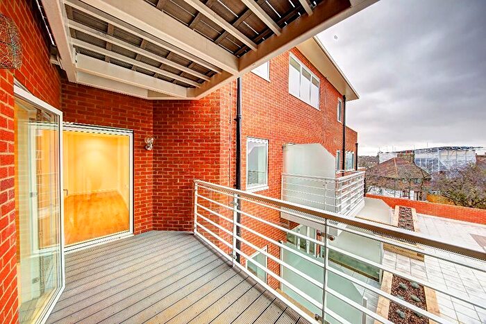 2 Bedroom Flat For Sale In Kingston Road, Raynes Park, London, SW20