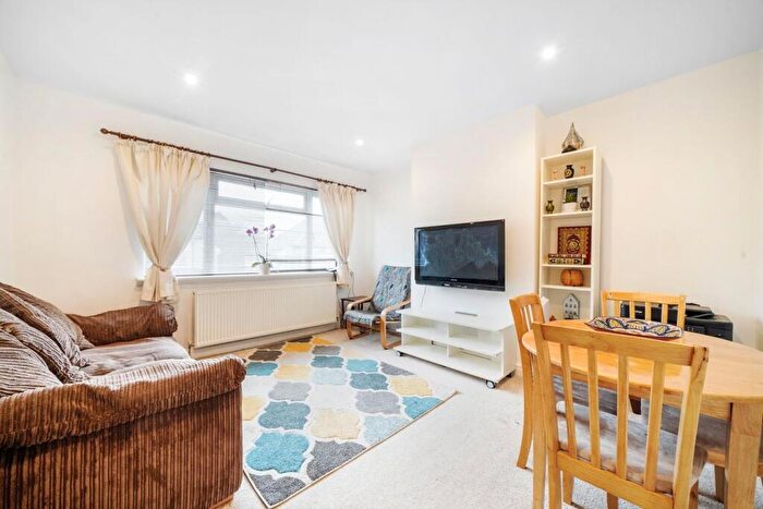 2 Bedroom Maisonette For Sale In Alexandra Close, Harrow, HA2