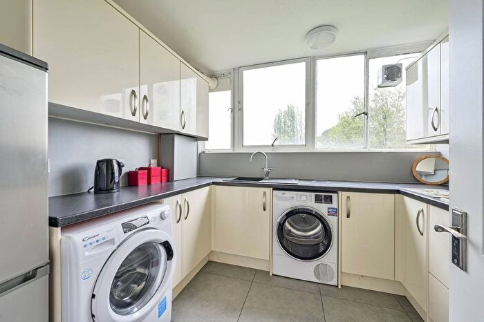 3 Bedroom Flat For Sale In Putney Hill, Putney, London, SW15