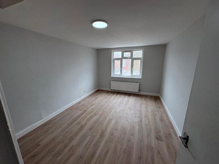 3 Bedroom Flat To Rent In Wightman Road, London, N8