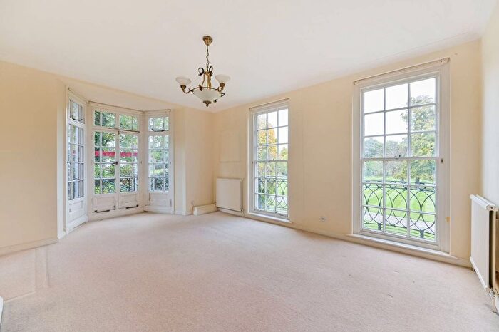 2 Bedroom Flat For Sale In Park Lawn, Farnham Royal, Slough, SL2