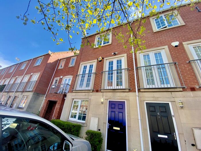 4 Bedroom Town House To Rent In Madison Avenue, Brierley Hill, DY5