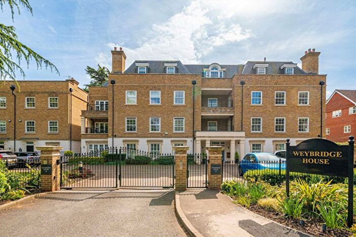 3 Bedroom Flat For Sale In Queens Road, Weybridge, KT13