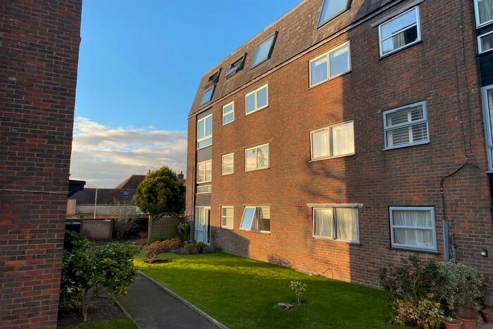 2 Bedroom Flat To Rent In Castle Garden, Swan Street, Petersfield GU32