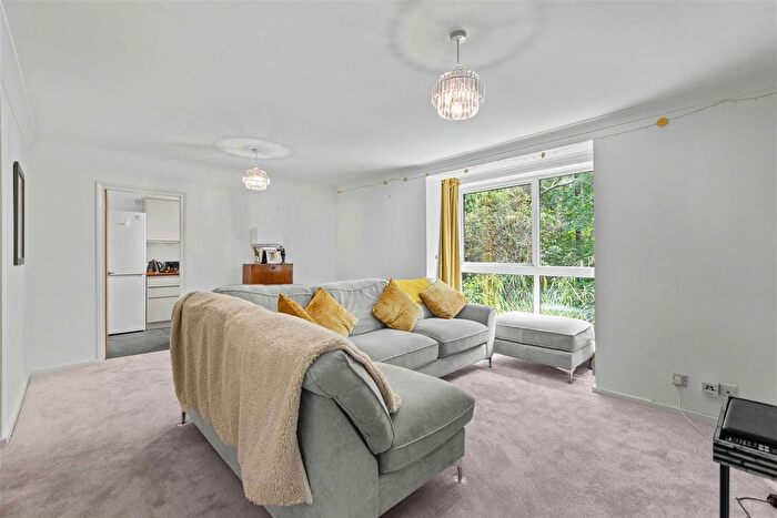 2 Bedroom Flat For Sale In Cardwell Crescent, Ascot, SL5