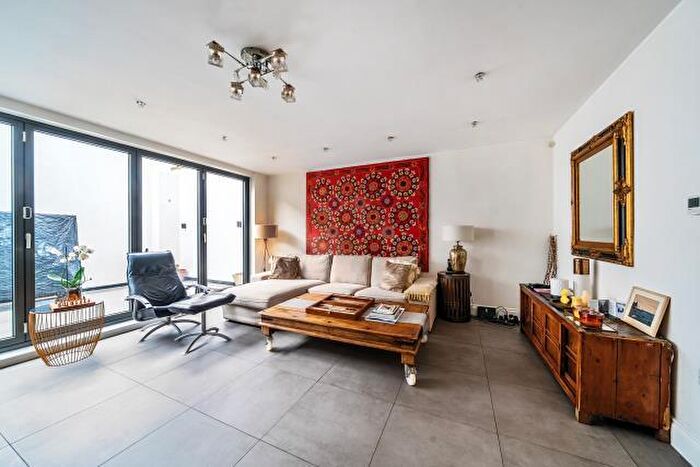 3 Bedroom Detached House For Sale In Brompton Mews, London, N12