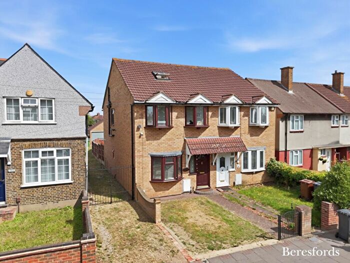 4 Bedroom Semi-Detached House For Sale In Dagenham Road, Romford, RM7