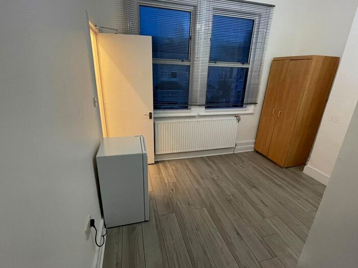 Studio To Rent In Pitcairn Road, Mitcham, CR4