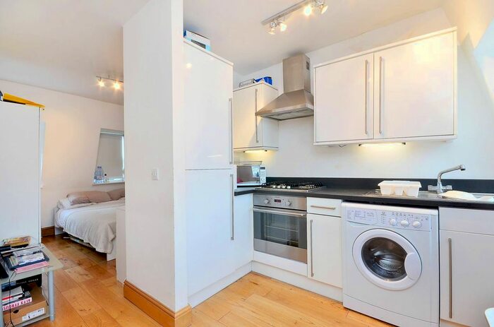 Studio To Rent In High Road, East Finchley, London, N2