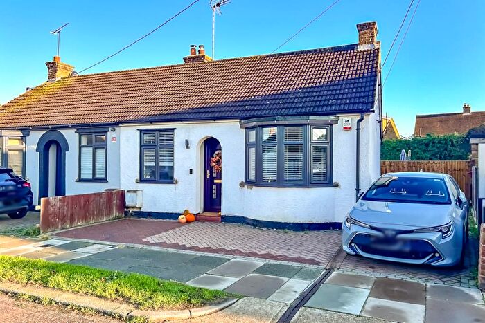 2 Bedroom Semi Detached Bungalow For Sale In South Crescent, Southend-On-Sea, SS2