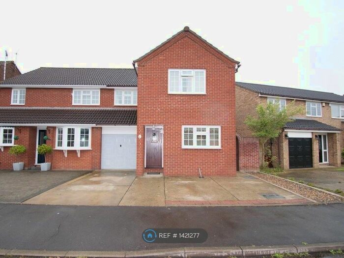 4 Bedroom Semi-Detached House To Rent In Calmore Close, Hornchurch, RM12